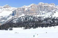 RS C skitourengeher bei stoeres alta badia dahinter fanesgruppe